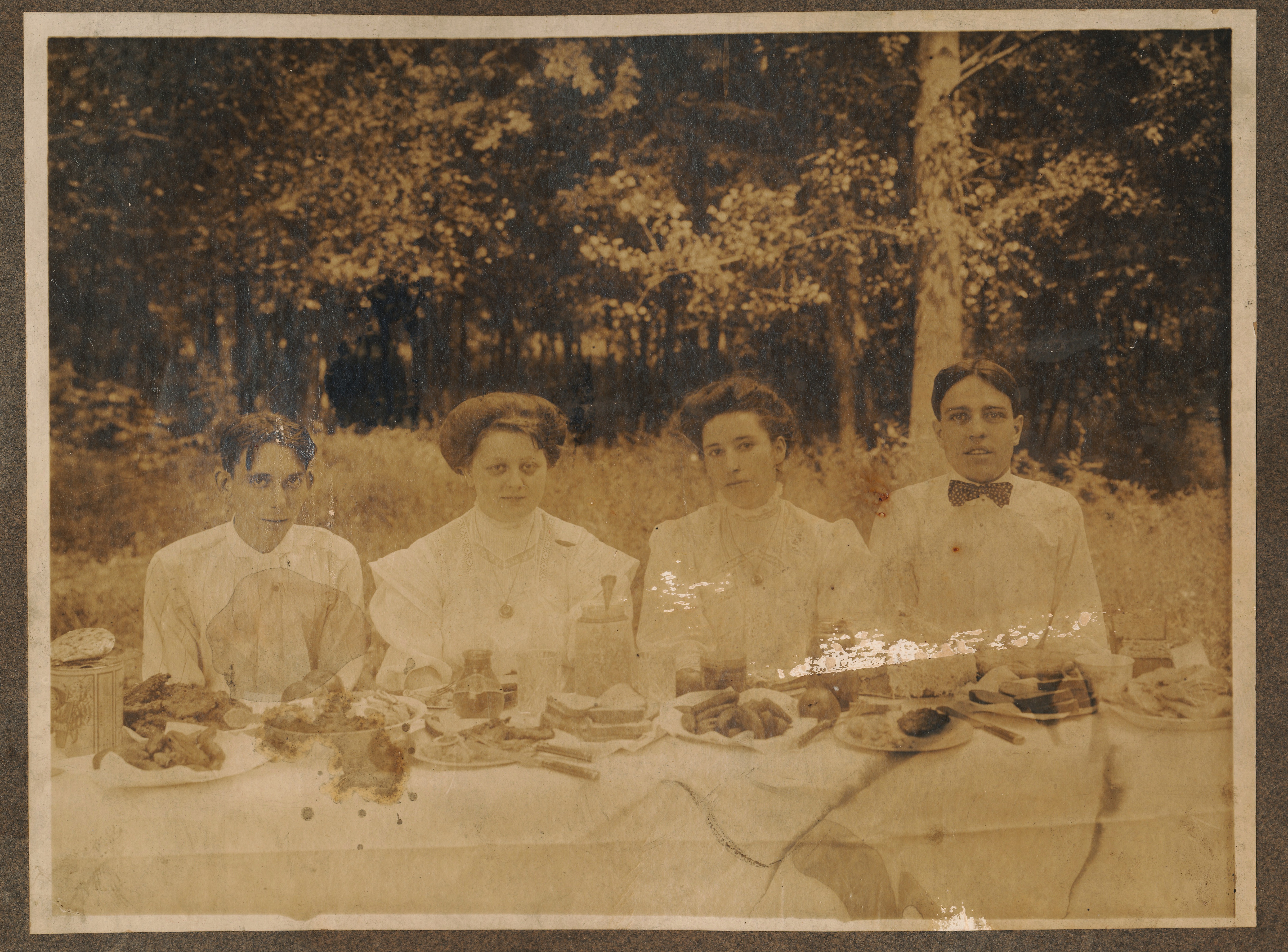 Nellie Landers Riess (probable; third from left) and friends at a picnic.